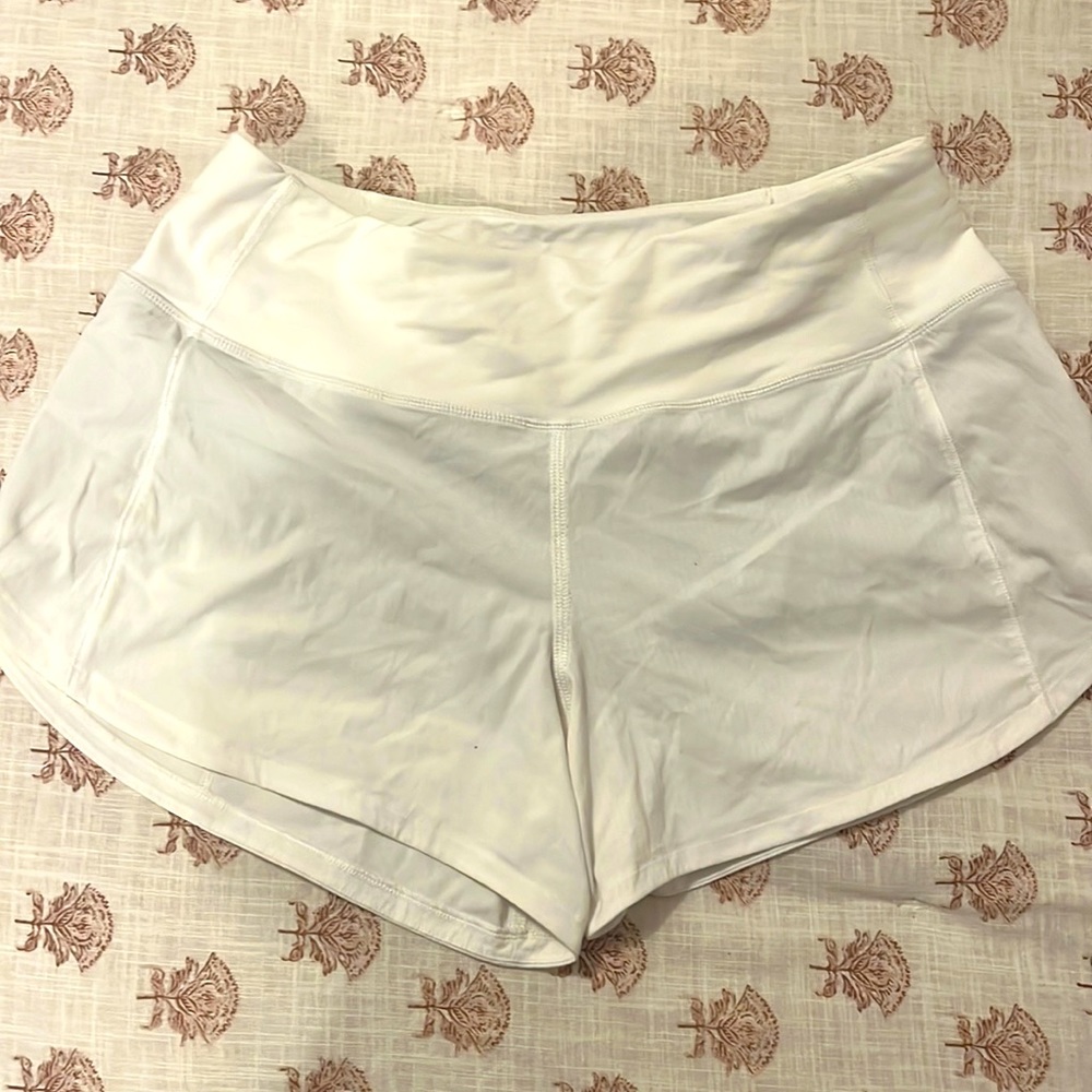 White lululemon shorts 2.5 Size 4